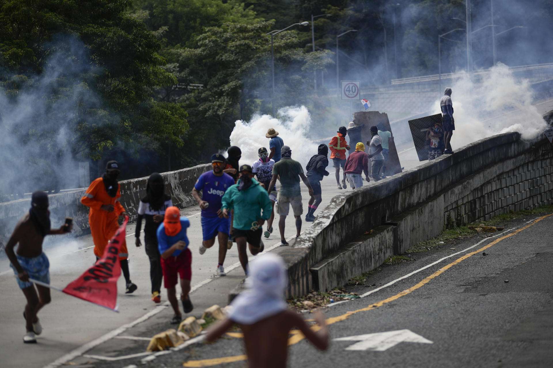 La Policía Nacional usa gases lacrimógenos contra los manifestantes que se enfrentn a la ley lanzando piedras 