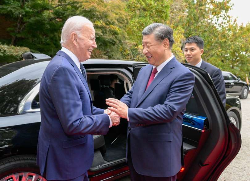El presidente estadounidense, Joe Biden, se despide del presidente chino, Xi Jinping, tras su reunión en San Francisco (EE. UU.). EFE