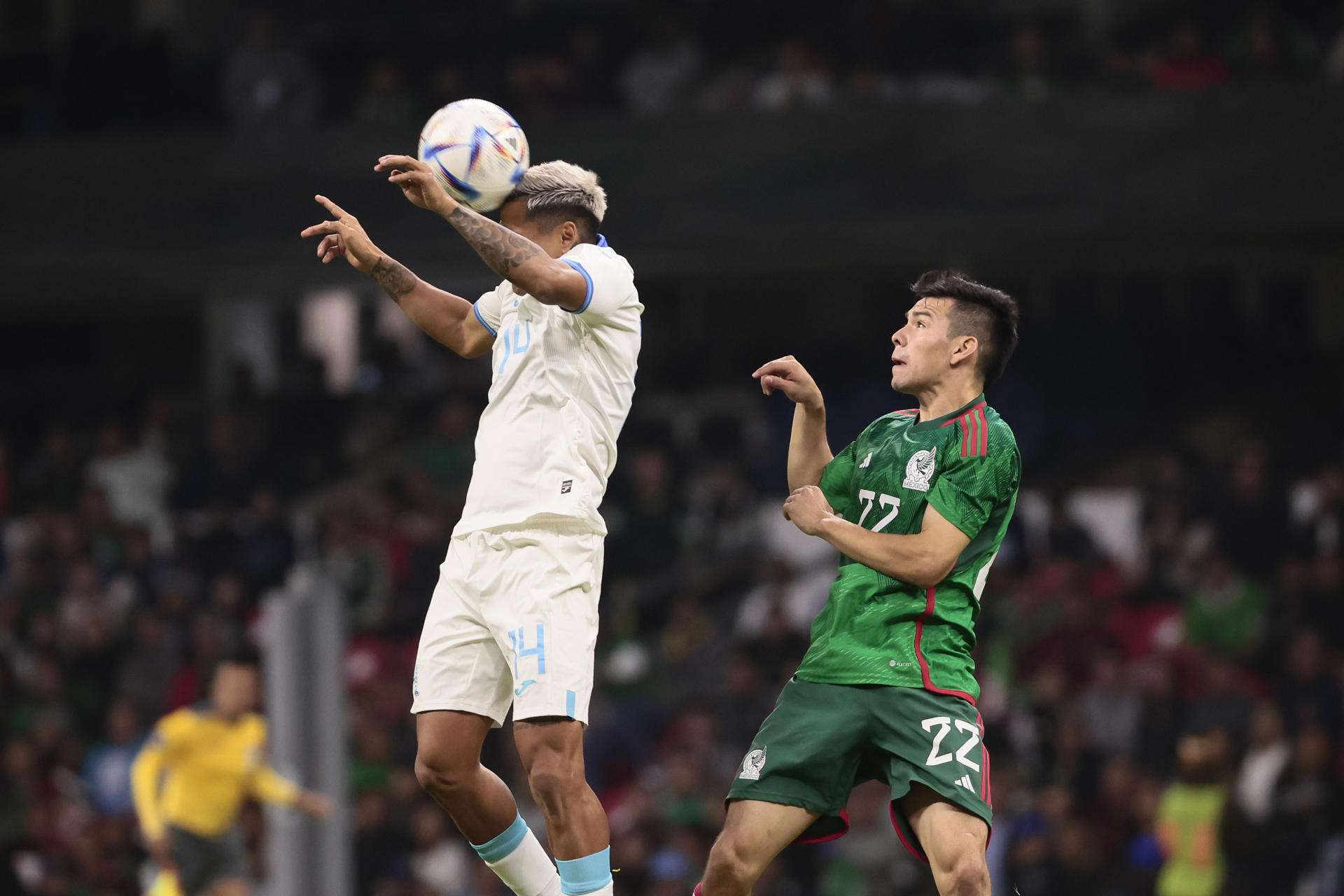 irving Lozano (d) de México disputa el balón con Andy Najar (i) de Honduras. Foto: EFE