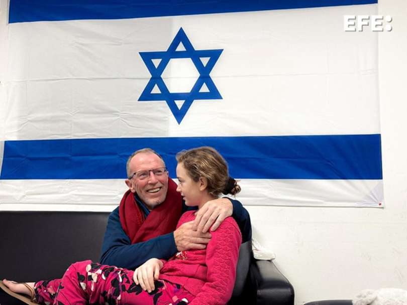 Emily Hand, una rehén israelí retenida por Hamás en Gaza durante 50 días, con su padre. EFE