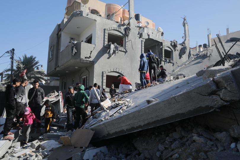 Palestinos buscan víctimas y supervivientes entre los escombros de la casa destruida de las familias Al Madfaa y Shabit tras los ataques aéreos israelíes contra el campo de refugiados de Al Maghazi, en el sur de la Franja de Gaza. EFE