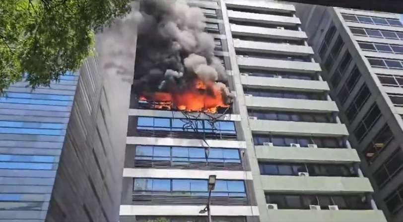 Incendio de un edificio de oficinas en el centro de Buenos Aires.