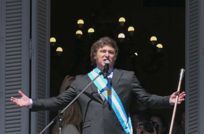 El presidente de Argentina, Javier Milei, sale al balcón de la Casa Rosada. EFE / Archivo