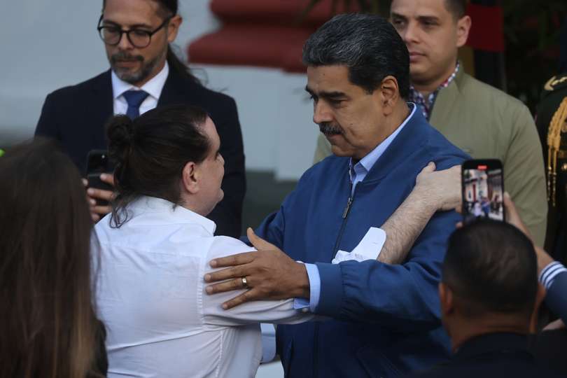 El l presidente de Venezuela Nicolás Maduro (d) saluda al empresario colombiano Alex Saab hoy, en el Palacio de Miraflores en Caracas (Venezuela). EfE Archivo