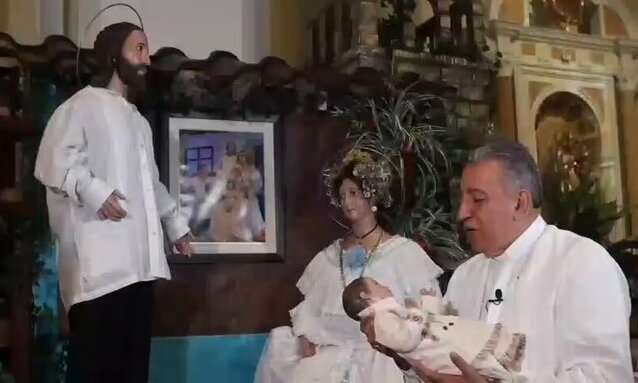 Monseñor Ulloa con el Niño Jesús.