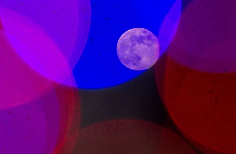 La última luna llena del año, llamada &quot;Luna Fría&quot;, vista entre las decoraciones de Año Nuevo en Skopje, Macedonia del Norte. EFE