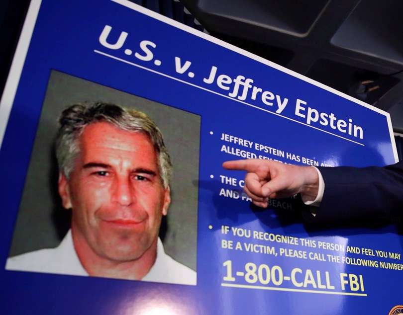 Vista del cartel con el que la Justicia estadounidense pedía el arresto del fallecido financiero estadounidense Jeffrey Epstein. EFE / Archivo
