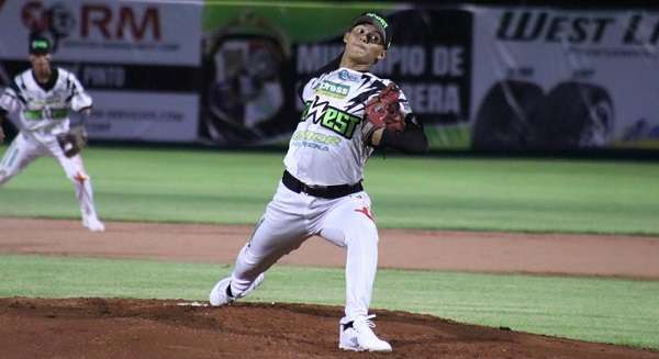 El derecho Carlos Díaz se encuentra invicto en los campeonatos nacionales de béisbol juvenil. Foto: Fedebeis