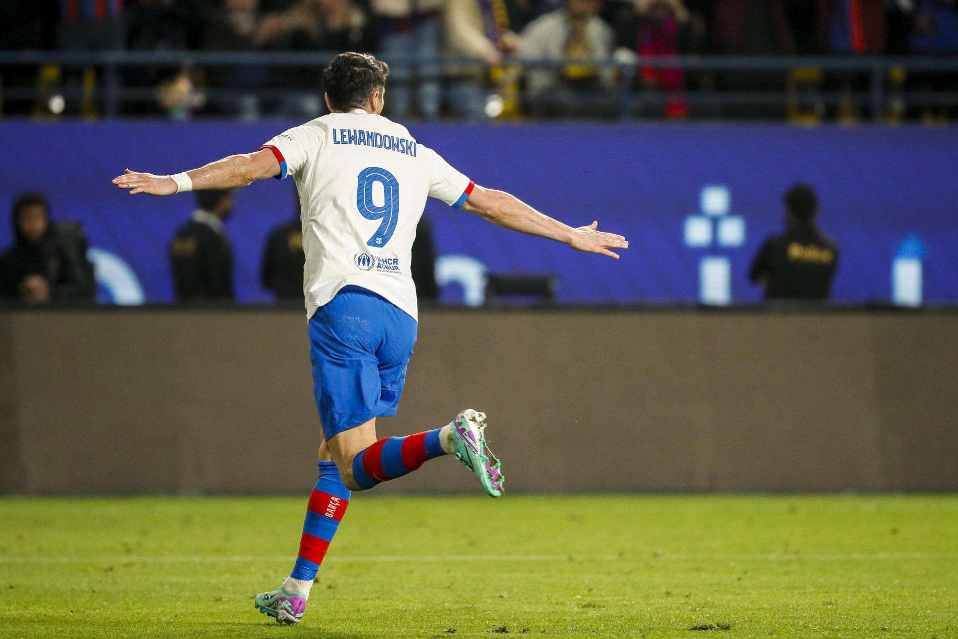 Robert Lewandowski celebra tras marcar ante Osasuna. /Foto: EFE