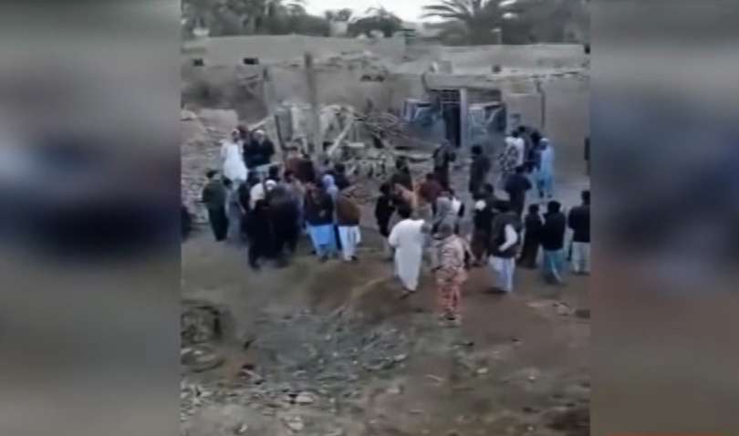 Captura de video muestra a personas reunidas en el lugar de un ataque con misiles en la aldea fronteriza entre Irán y Pakistán de Saravan, provincia de Sistán Baluchistá. EFE