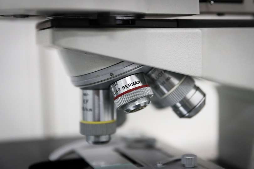 Fotografía de archivo de un microscopio en un laboratorio. EFE