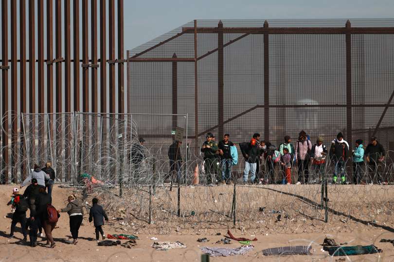 Migrantes intentan cruzar la frontera que divide a México de los Estados Unidos. EFE
