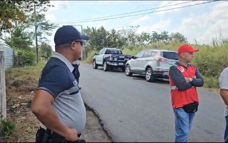 En la entrada del vertedero de la Chorrera hay un policía y un agente de seguridad municipal.