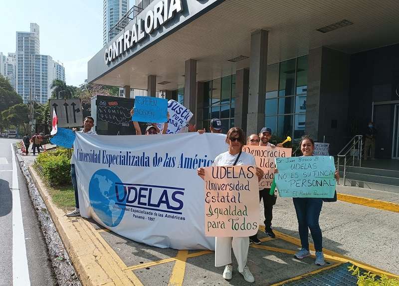 Estudiantes, administrativos y docentes de la Universidad de las Américas (Udelas), protestaron este martes frente a la Contraloría de la República.