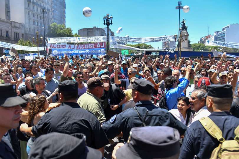 Manifestantes se movilizan durante una protesta convocada por la Confederación General del Trabajo este 24 de febero de 2024, en Buenos Aires (Argentina). EFE