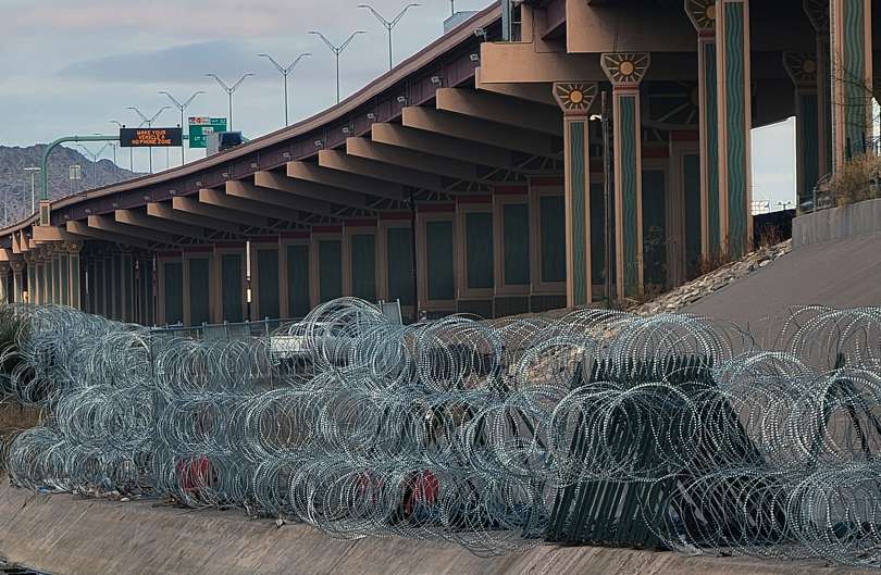 Vista de barricadas de alambre de púas, el 25 de enero de 2024 en el muro fronterizo desde Ciudad Juárez, Chihuahua (México). EFE