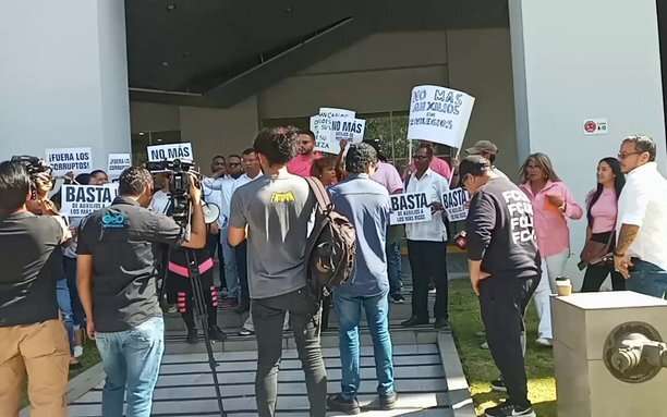 Protesta de ciudadanos en la sede principal del Ifarhu.
