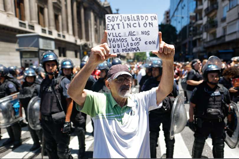 Un hombre sostiene un cartel durante una protesta convocada por la Confederación General del Trabajo en Buenos Aires (Argentina). EFE / Archivo