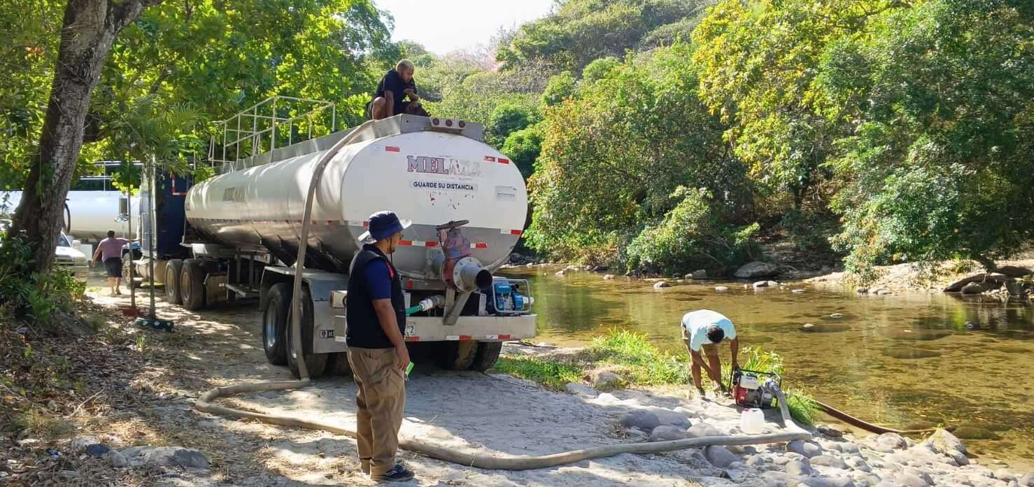 Carros cisternas se abastece en fuentes hídricas autorizadas por Ministerio de Ambiente.