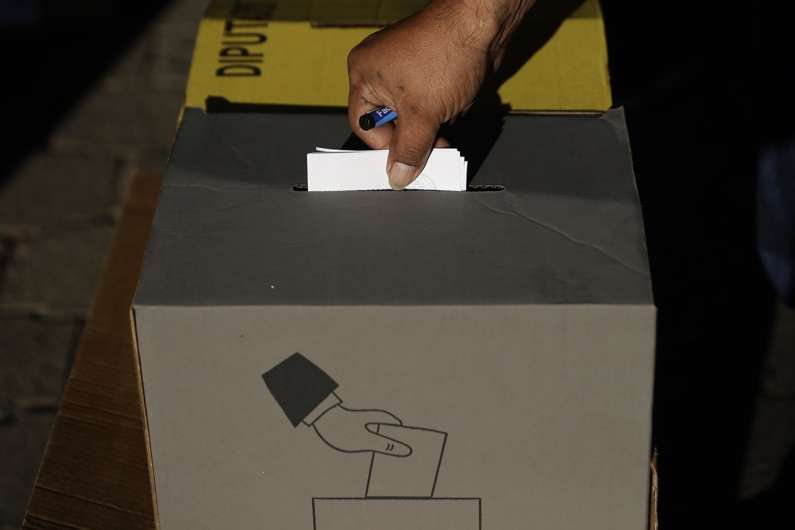 Un elector deposita su voto, el 4 de febrero de 2024, en un centro de votación en el Teatro de Cámara en San Salvador (El Salvador). EFE