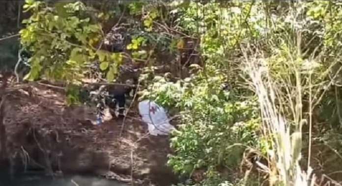 El cadáver estaba flotando en el agua del río Curundú. Captura de video: grupoelite