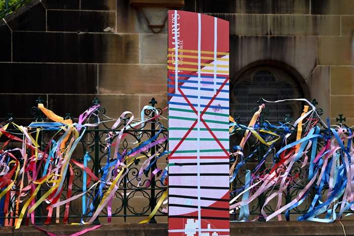 Cintas coloridas atadas por partidarios de sobrevivientes de abusos del clero se ven en la Catedral de Santa María en Sídney, Australia, el 1 de febrero de 2023. EFE