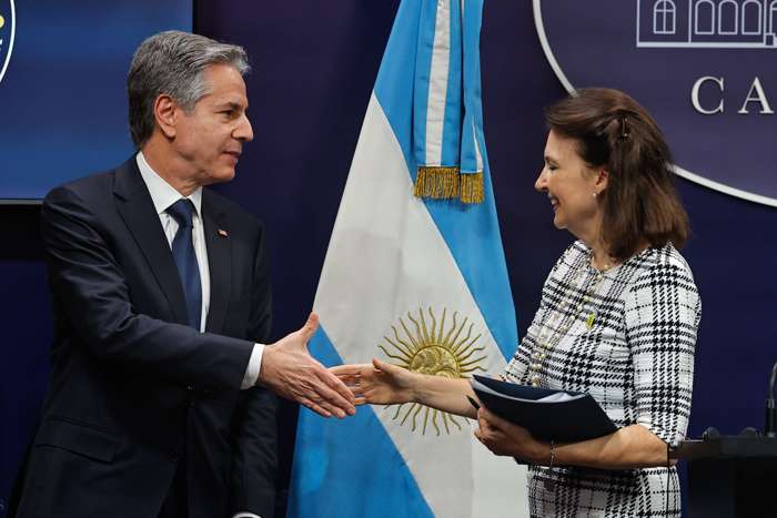  El secretario de Estado de Estados Unidos, Antony Blinken (i), estrecha manos con su homóloga argentina, Diana Mondino (d). EFE
