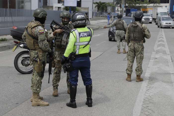 Soldados del ejército ecuatoriano vigilan en un puesto de control , en Guayaquil (Ecuador). EFE / Archivo