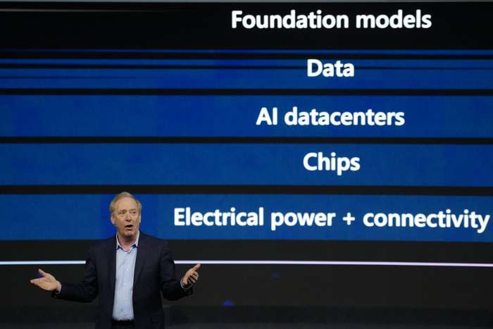 El presidente de Microsoft, Brad Smith, durante la conferencia que ha pronunciado en la jornada inaugural del MWC 2024. EFE