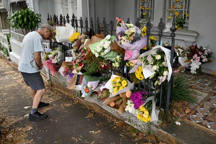 Un hombre rinde homenaje en Sídney (Australia) a expresentador de TV Jesse Baird y su novio Luke Davis, asesinados el pasado 19 de febrero en Sídney. EFE