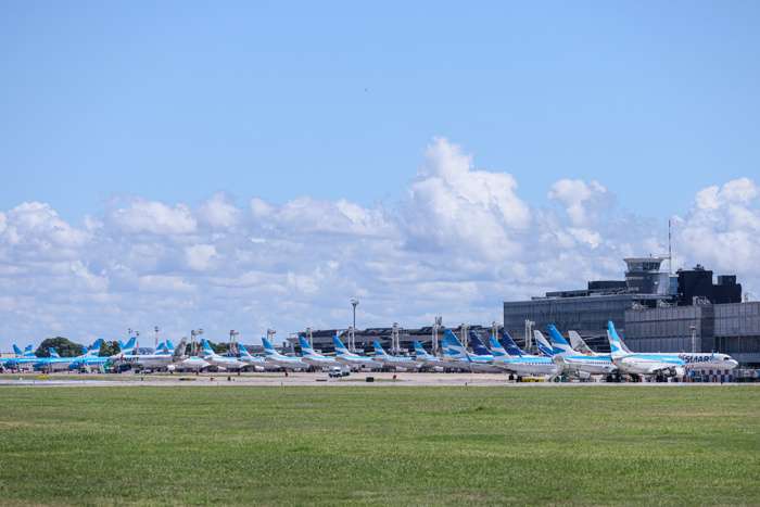  Aviones estacionados en el Aeroparque Jorge Newbery este miércoles, en Buenos Aires (Argentina). EFE