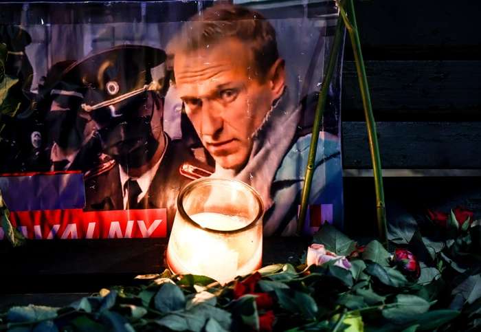 Un retrato del fallecido líder de la oposición rusa Alexei Navalny entre ofrendas florales y una vela frente a la embajada rusa en Berlín, Alemania. EFE