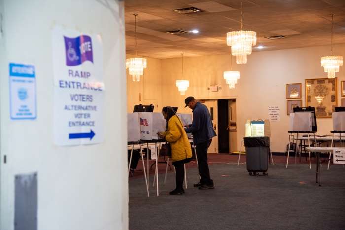 Los votantes se encuentran en las cabinas en Greater Emmanuel Institutional durante las elecciones primarias presidenciales de 2024 en Detroit, Míchigan. EFE