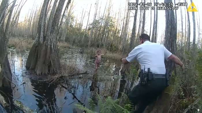 Captura de un vídeo divulgado por la Oficina del Alguacil del Condado Hillsborough donde se muestra a uno de sus agentes llamando a una niña autista, de 5 años. EFE