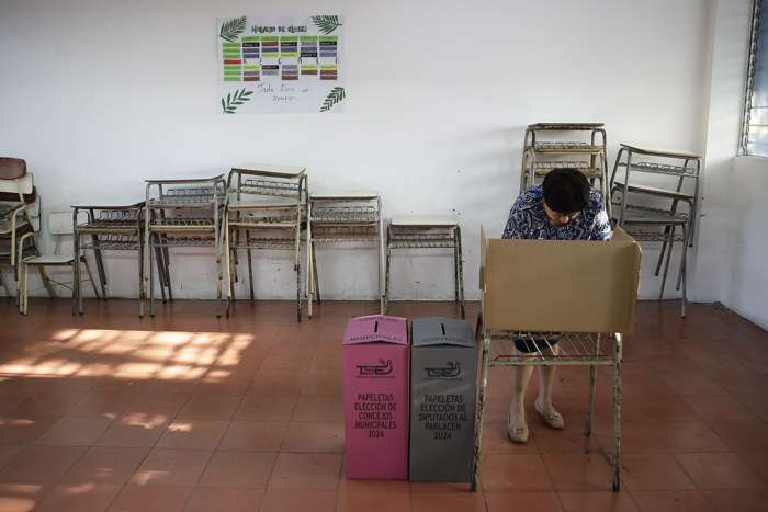 Una mujer vota en el centro escolar &#039;Concha viuda de Escalón&#039; este domingo, en San Salvador (El Salvador). EFE