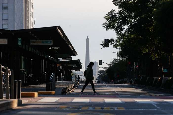 Una mujer cruza la Avenida 9 de Julio de Buenos Aires (Argentina). EFE / Archivo
