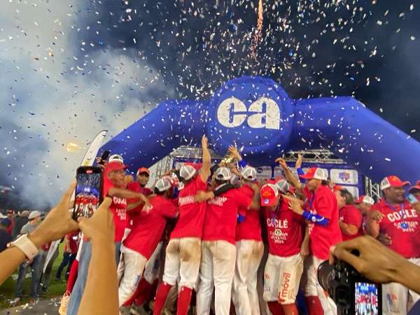 Los jugadores de Coclé celebran con el trofeo de campeones del béisbol juvenil. Foto: Fedebeis