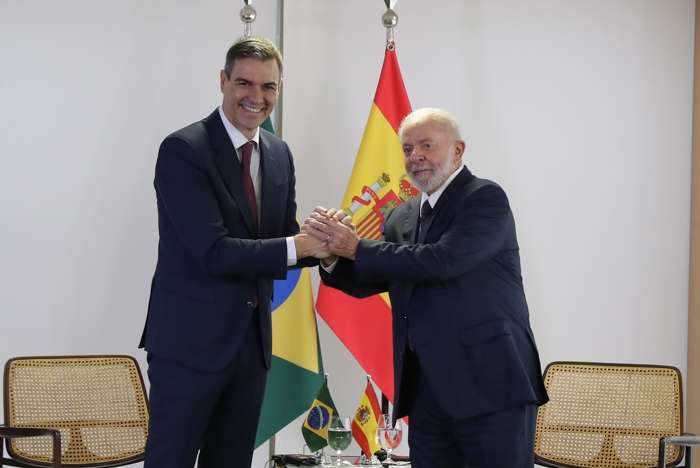 El mandatario brasileño, Luiz Inácio Lula da Silva (d), se reúne este miércoles con el presidente del Gobierno español, Pedro Sánchez, en el Palacio presidencial de Planalto en Brasilia (Brasil). EFE