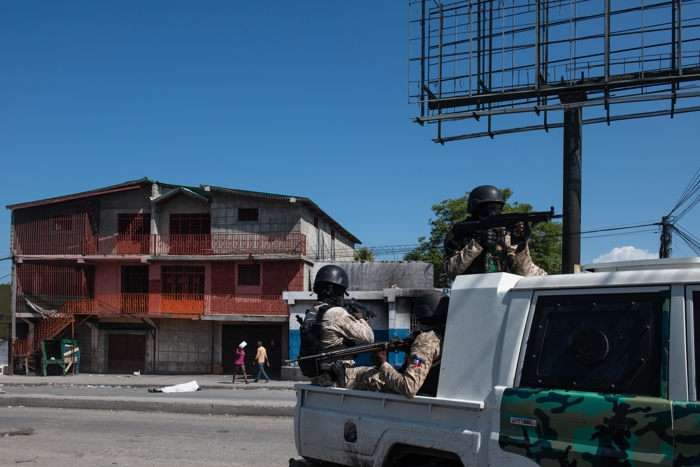 Policías patrullan una calle cercana a la comisaría de Carrefour Aéroport, que fue incendiada por miembros de pandillas, en Puerto Príncipe (Haití). EFE