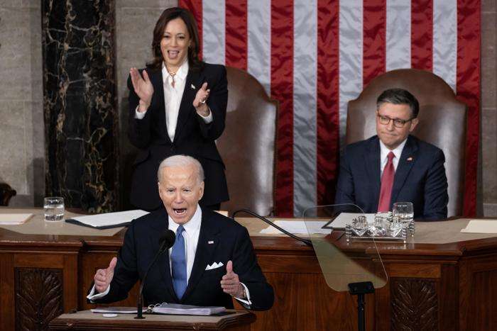 El presidente de EE.UU., Joe Biden (c), pronuncia su discurso sobre el Estado de la Unión ante una sesión conjunta del Congreso. EFE
