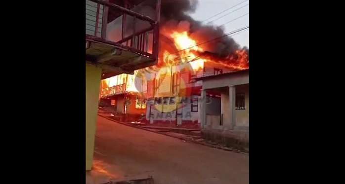 Las llamas redujeron el inmueble a escombros. Captura de video: KlienteNews