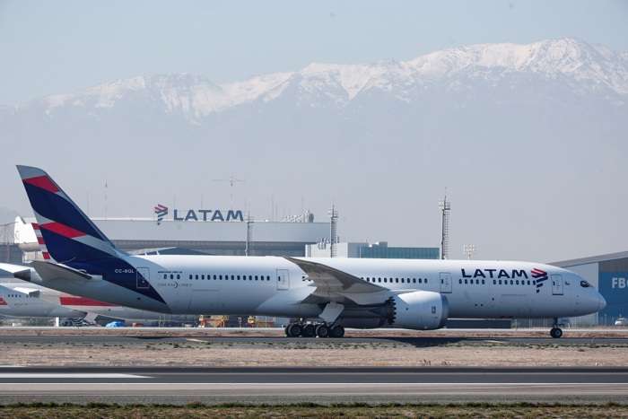 Avión de la aerolínea LATAM en el aeropuerto Internacional Arturo Merino Benítez de Santiago (Chile). EFE / Archivo