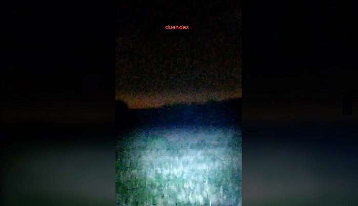 El video fue filmado de noche en una parte de un bosque con un campo abierto.