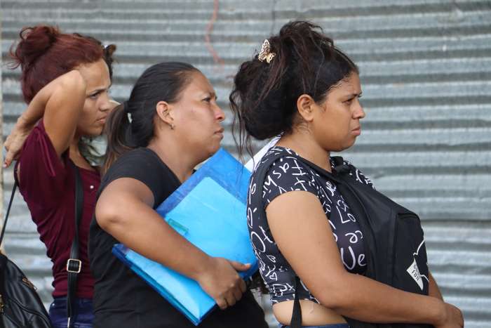Mujeres migrantes hacen fila para tramitar sus papeles migratorios en una plaza del municipio de Tapachula, en el estado de Chiapas (México). EFE / Archivo