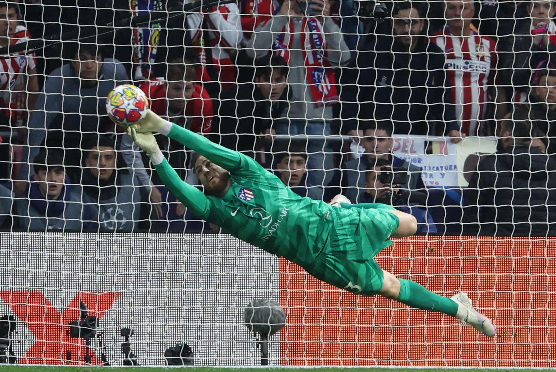 El guardameta esloveno del Atlético de Madrid, Jan Oblak, detiene un penalti. /Foto: EFE