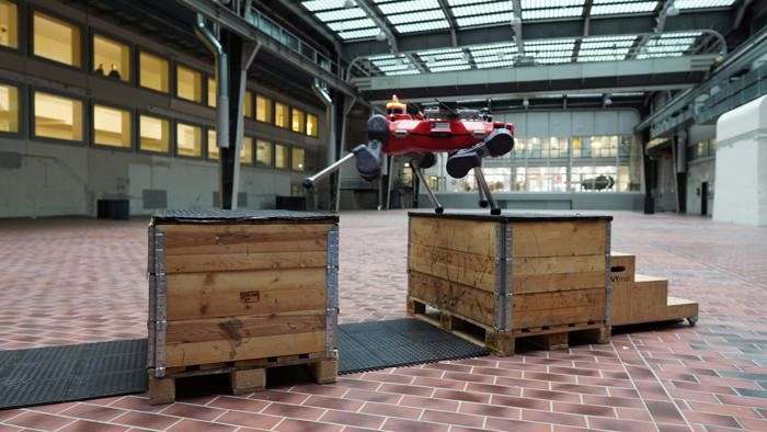 El robot cuadrúpedo ANYmal practica &#039;parkour&#039; en una sala de la ETH de Zúrich. EFE