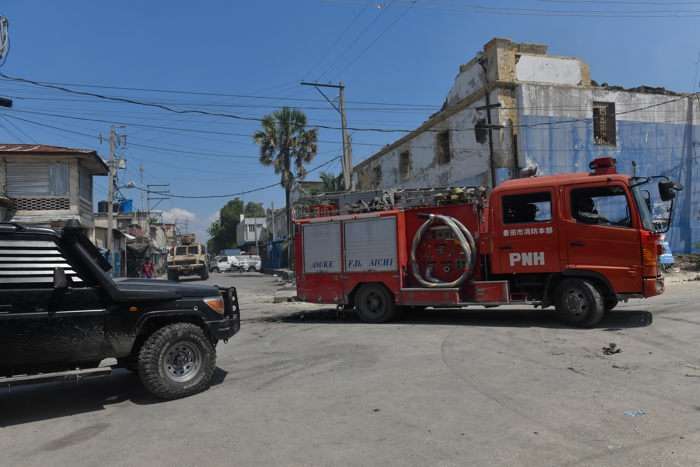 Un camión de bomberos es visto al frente de la Penitenciaría Nacional en Puerto Príncipe en Puerto Príncipe (Haití). EFE