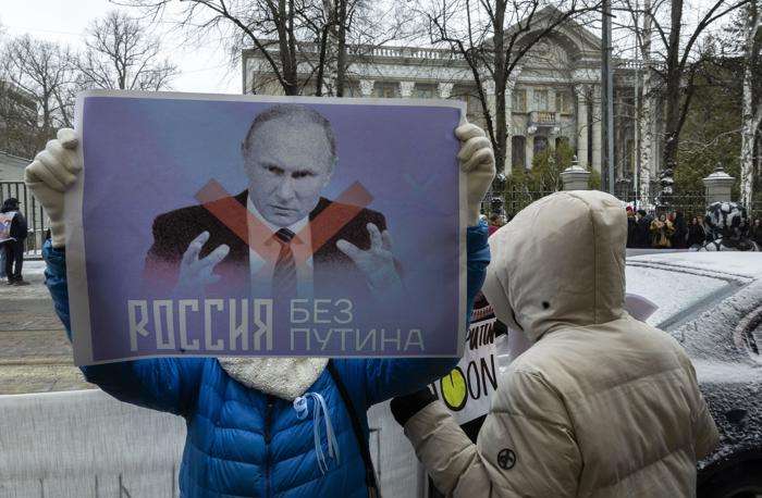 Un gran número de rusos acudió hoy a las 12.00 del mediodía a votar contra el candidato del Kremlin, Vladímir Putin. EFE