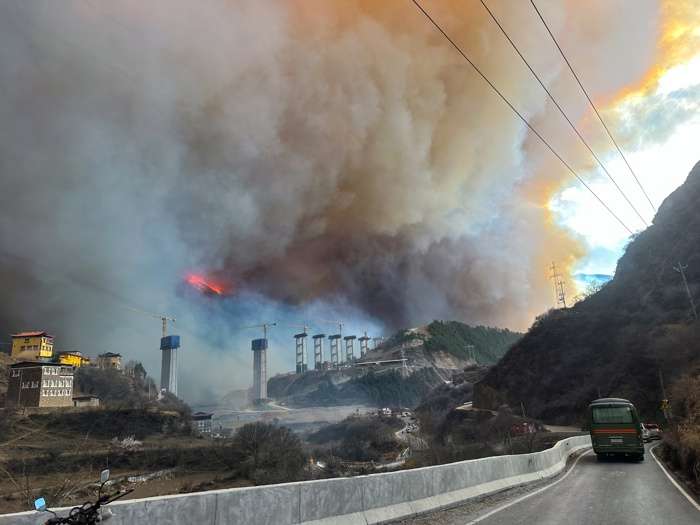 Incendio forestal en el condado de Yajiang (provincia de Sichuan, suroeste de China). EFE