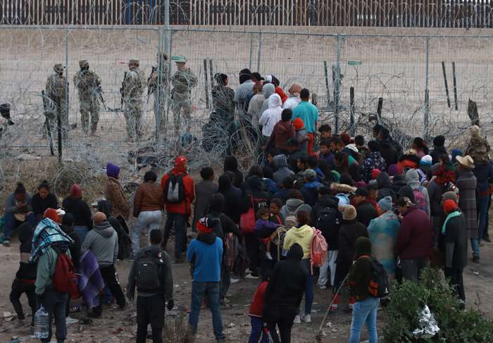 Migrantes tratan de cruzar las vallas fronterizas en Ciudad Juárez, Chihuahua (México). EFE